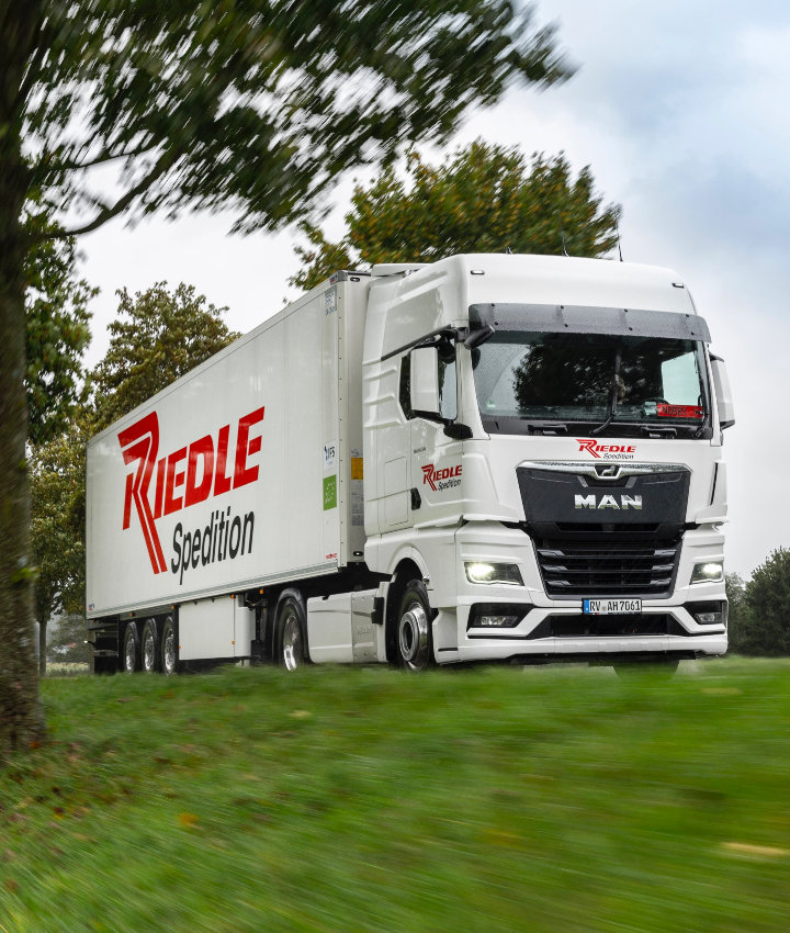 LKW Riedle LKW auf einer Landstraße